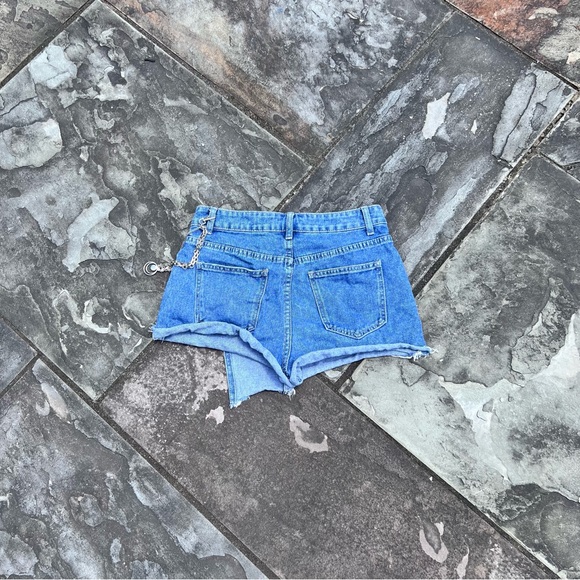 Shein | Raw Hem Ripped Chain Detail Denim Skort | Size 4 - Picture 7 of 8